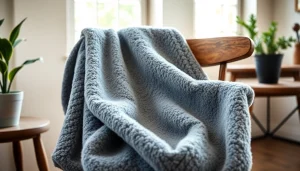 Fleece deken op een houten stoel met een zachte textuur en warme kleuren