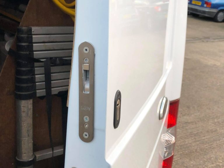 Come installare chiusure di sicurezza per porte furgoni in modo corretto